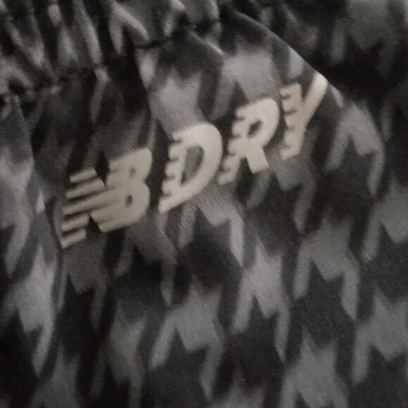 NWOT NEW BALANCE "DRY" BLACK STAR PATTERN SHORTS WITH 3 POCKETS, SIZE "L" - Picture 4 of 13